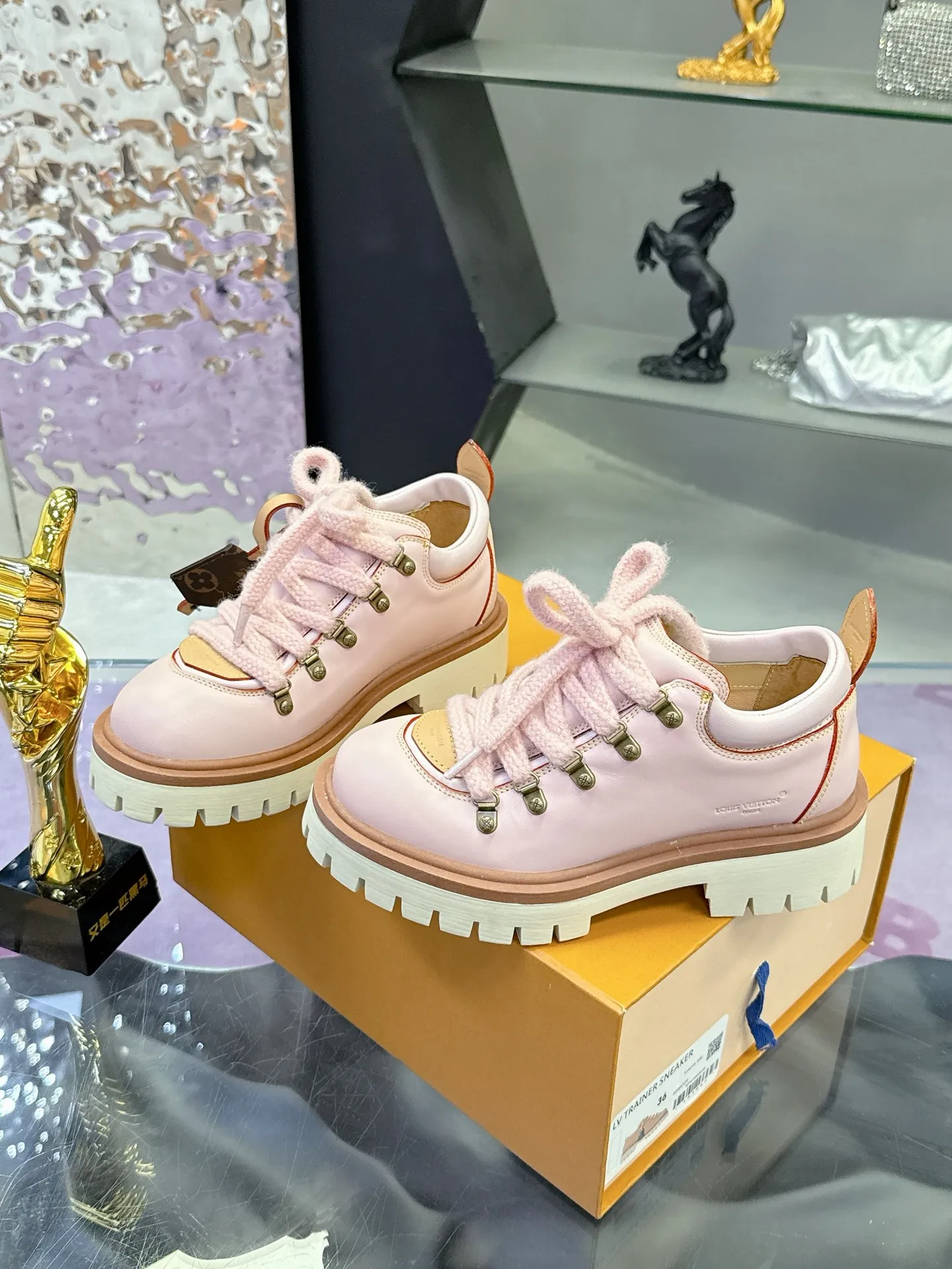 Factory price: 700💰 LV | Louis Vuitton 🧡💚2025 autumn and winter new style, top version ⚠️ The counter features the latest LV REMIX lace-up mountaineering derby shoes, new hard goods 🆕 ❥BS purchasing level! Full of high-end feel! A popular model among bloggers at home and abroad, it’s retro and fashionable, and looks stunning on your feet! Mainly recommended model on the official website★ ▪️Upper: top-quality first-layer cowhide ▪️Inner lining: imported sheepskin ▪️Outsole: original molded T men's shoes 💰U anti-slip outsole ▪️Sole height: 3.5cm ▪️Shoe size: Female 35-41 (41 customized, non-refundable) Male 39-45 (46 customized, non-refundable)